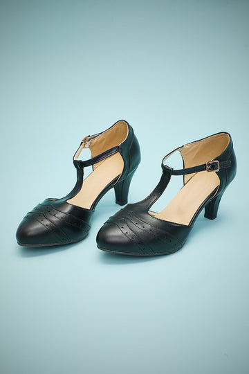 Tacones puntiagudos de cuero negro